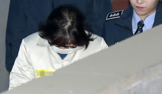 고개 숙인 최순실      (서울=연합뉴스) 한종찬 기자 = 국정농단 사건의 핵심인물인 최순실 씨가 첫 공판기일인 5일 서울 서초구 서울중앙지법에 도착해 법정으로 향하고 있다. 2017.1.5      saba@yna.co.kr  (끝)